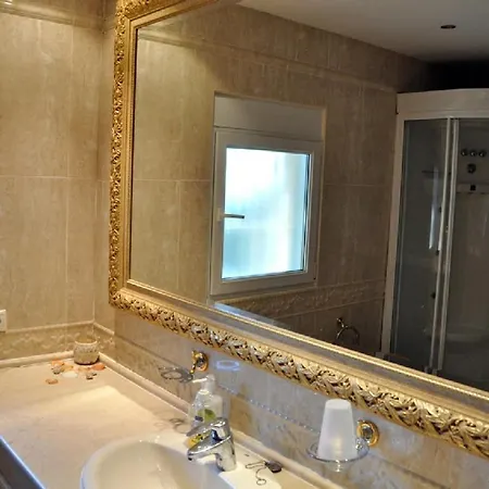 Sleeps 15 Pool Air Con Wifi
